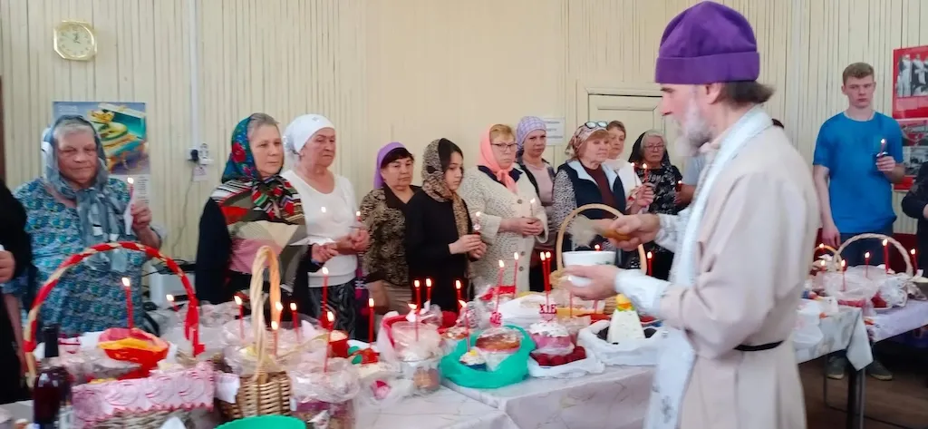 В сельском дома культуры прошло освещение пасхальных яиц и куличей 